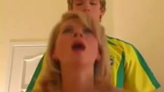 Ебля сына с симпатичной мамашей на широкой кровати до камшота на задницу