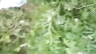 Парень трахает пьяную студентку отличницу на травке под окнами общежития