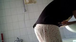 Коротко стриженая девка разделась в ванной и показала мохнатку и большие сиськи