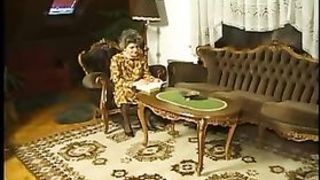 Парень полизал кудрявой бабушке мохнатую манду и вставил ей на столе и на диване