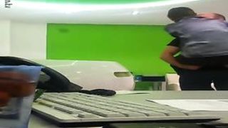 Порево начальника с коротко стриженой тёлкой в офисе перед скрытой камерой