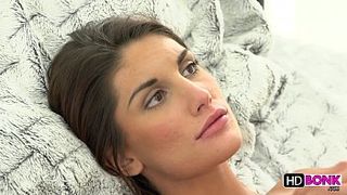 Брюнетке с красивой натуральной грудью очень повезло с ебарем, ведь трахает он просо божественно