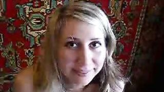 Белобрысая русская красавица лежит на спине и наслаждается большим членом в киске