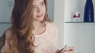 Молодая нимфочка сексуально раздевается на камеру, демонстрируя и лаская свое идеальное тело