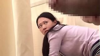 Азиатка трахается с санитаром в туалете после качественного отсоса