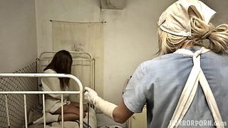 Сумасшедшая мамаша заставляет приёмную дочь трахаться с врачом
