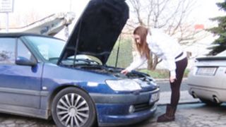 Девушка благодарит незнакомого парня за помощь трахом