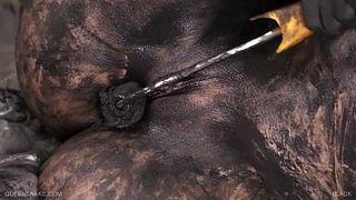 Деваха в чёрной краске мастурбирует свою пизду во время ремонта