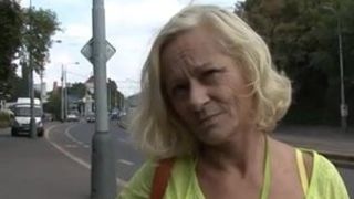 Зрелая блондинка трахается с чуваком в лесу за деньги