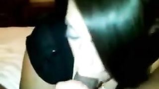 Брюнетка ублажает чернокожего любовника качественным отсосом