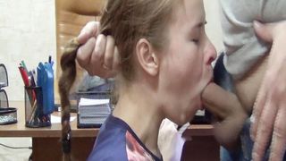 Худая русская ассистентка ублажает молодого начальника отсосом
