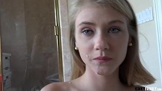 Наивная блондинка любит развлекаться со сводным братом пока никого нет дома