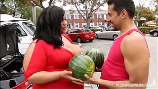 Толстая брюнетка с большими титьками благодарит незнакомца за помощь еблей