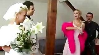 Жених и невеста устраиваю оргию во время бракосочетания