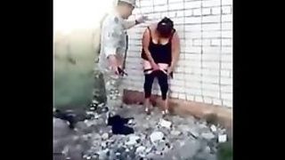 Безотказная зрелая баба развлекается с парнями на улице