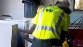 Зрелая блондинка снимает еблю со своим чернокожим рабочим на скрытую камеру