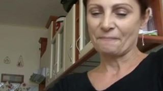Сын трахает свою зрелую приёмную мамашу за деньги на кухне