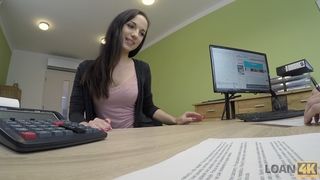 Молодая брюнетка трахается с работодателем на собеседовании